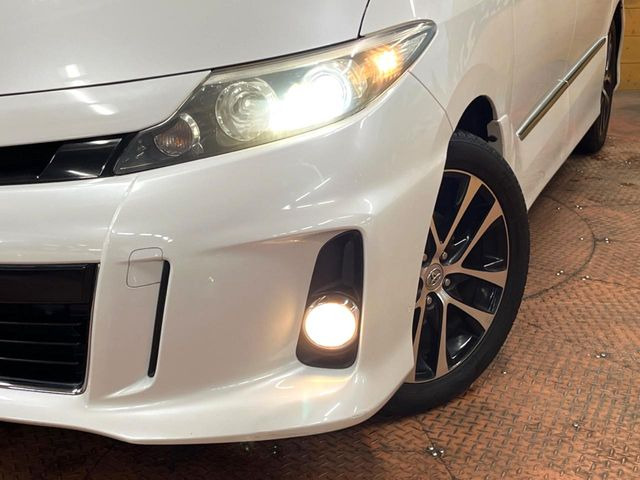 【HIDヘッドライト】非常に明るく前方を照らしてくれるので、悪天候や夜間の走行時も視界良好で安心してお乗りいただけます。