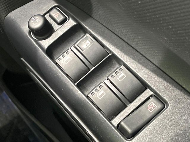 �y�d���i�[�~���[�z�T�C�h�~���[�͓d���i�[���ƂȂ��Ă���A�������ԏ�ł��L�Y�������X�N��}�����܂��B