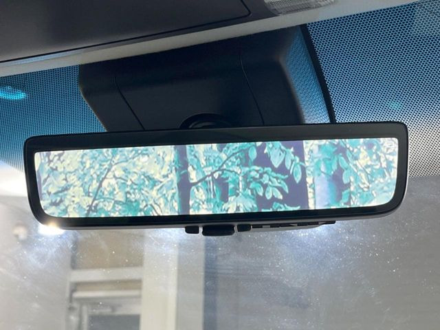 【デジタルインナーミラー】後席の大きな荷物や同乗者で後方が確認しづらい時でも安心!カメラが撮影した車両後方の映像をルームミラー内に表示。クリアな視界で状況の確認が可能です!