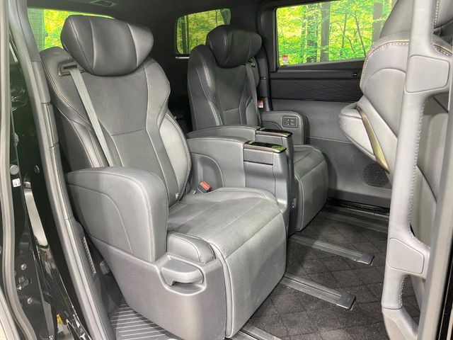 後部座席も気になるようなキズ・汚れやへたり等、大きなダメージはなく、良好な状態です。