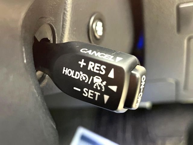 【レーダークルーズコントロール】高速道路での長距離走行が楽に!!自動で速度を保つクルーズコントロールが、衝突軽減システムと連携し、前方の車両を感知して車間を保つように速度調節してくれます!!