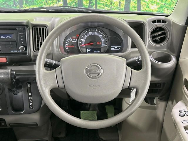 �C���e���A�ɍ��킹���f�U�C���̃X�e�A�����O�́A�^�]�������̂��Ƃ��l���A�^�]���₷���`��A�傫���ł��B�����x�A���ۂɐG���Ă��m���߂��������B