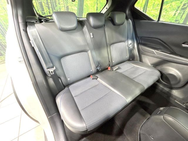 【ハーフレザーシート】高級感と座り心地を両立した人気のシート♪背面・座面のファブリック素材は、通気性の良さや滑りにくさに優れています。気温や服装に左右されず快適にお乗りいただけます。