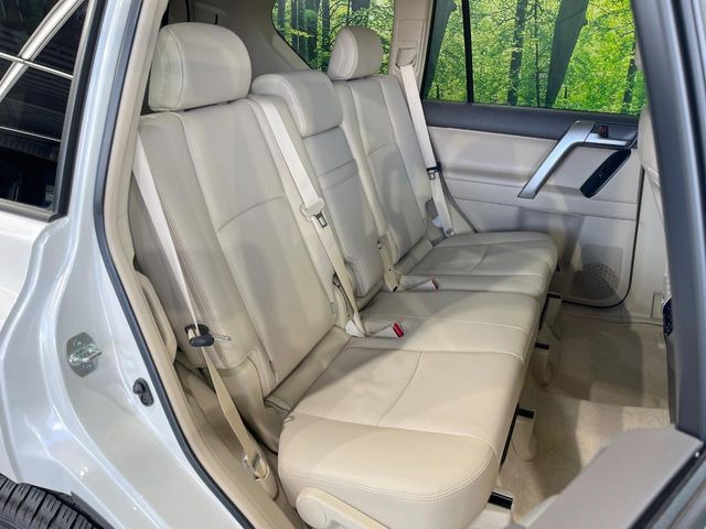 後部座席も気になるようなキズ・汚れやへたり等、大きなダメージはなく、良好な状態です。