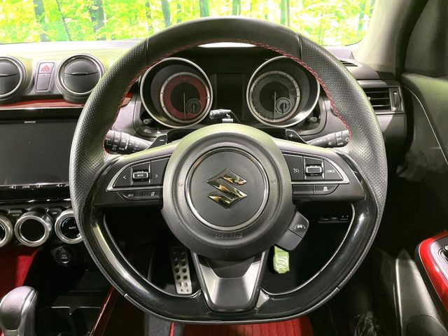 �C���e���A�ɍ��킹���f�U�C���̃X�e�A�����O�́A�^�]�������̂��Ƃ��l���A�^�]���₷���`��A�傫���ł��B�����x�A���ۂɐG���Ă��m���߂��������B