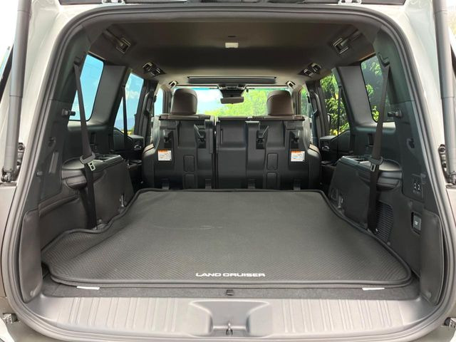 後席を格納すると、これだけの広さが!シーンに合わせたシートアレンジで、大きな荷物も積むことが出来ます♪