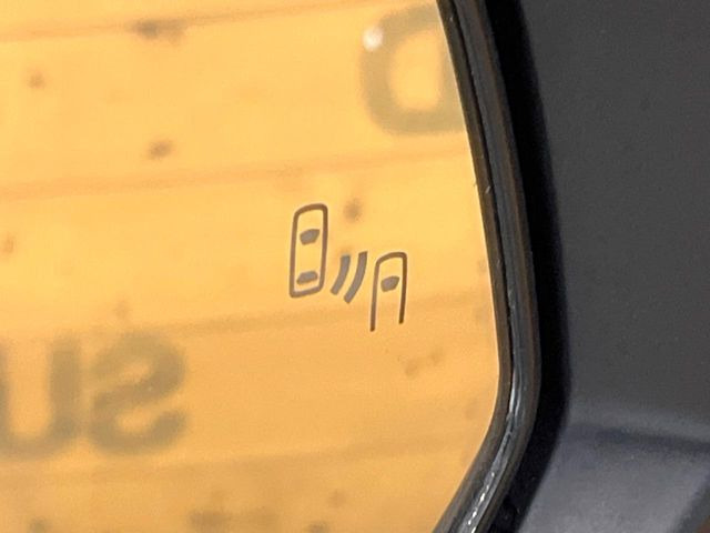 【ブラインドスポットモニター】走行中、ドアミラーの死角になりやすい箇所に後続車が接近するとサイドミラーのレンズに警告を表示!ドライバーに注意喚起をしてくれます。