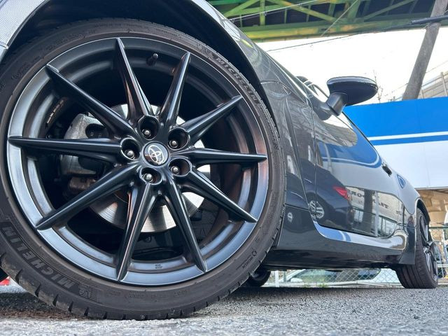 �y����18�C���`�A���~�z�C�[���z�O�ςɃ}�b�`���������A���~�z�C�[���𑕒����Ă���܂��B�e��ЊO�A���~�z�C�[����A�X�^�b�h���X�^�C�����戵�����Ă���܂��B���񂲑��k����������