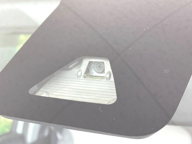 【スマートアシスト】走行中に前方の車両等を認識し、衝突しそうな時は警報とブレーキで衝突回避と被害軽減をアシスト。より安全にドライブをお楽しみいただけます。