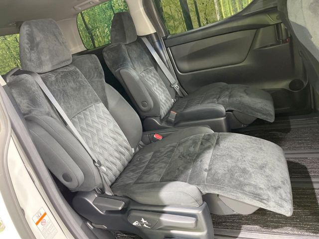 【オットマン付セカンドシート】足を延ばしてリラックスしたいときに便利なオットマン!ロングドライブや仮眠の際にもゆったり快適にお過ごしいただけます♪