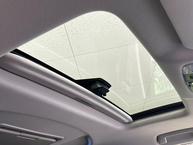 【サンルーフ】開放感たっぷりの希少装備、サンルーフが装着されています!車内に明かりを取り入れたり景色を楽しむ以外にも、車内の空気も簡単に換気できて快適です!