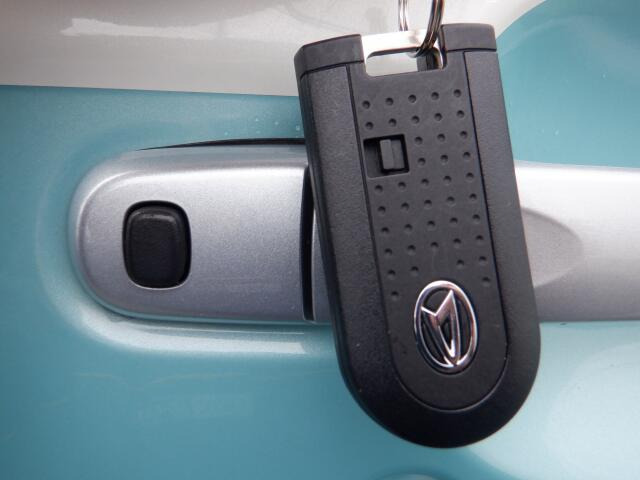 キーをポケットに入れたままでもエンジンON/OFF、ドア施錠/開錠可能♪便利なスマートキー付です♪