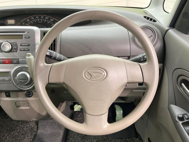 �C���e���A�ɍ��킹���f�U�C���̃X�e�A�����O�́A�^�]�������̂��Ƃ��l���A�^�]���₷���`��A�傫���ł��B�����x�A���ۂɐG���Ă��m���߂��������B