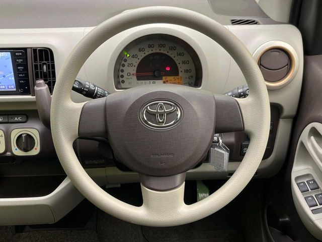 �C���e���A�ɍ��킹���f�U�C���̃X�e�A�����O�́A�^�]�������̂��Ƃ��l���A�^�]���₷���`��A�傫���ł��B�����x�A���ۂɐG���Ă��m���߂��������B