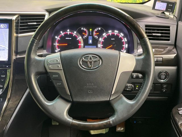 �C���e���A�ɍ��킹���f�U�C���̃X�e�A�����O�́A�^�]�������̂��Ƃ��l���A�^�]���₷���`��A�傫���ł��B�����x�A���ۂɐG���Ă��m���߂��������B