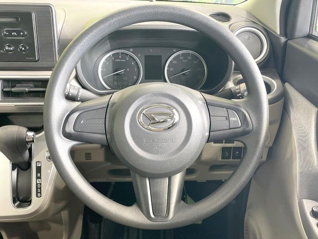 インテリアに合わせたデザインのステアリングは、運転される方のことも考え、運転しやすい形状、大きさです。是非一度、実際に触ってお確かめください。