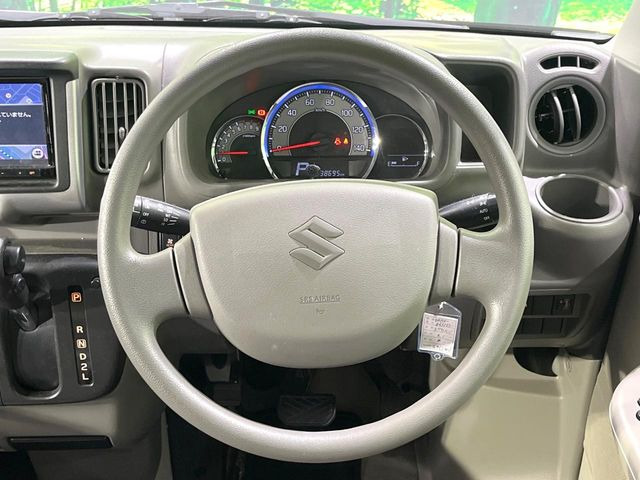 �C���e���A�ɍ��킹���f�U�C���̃X�e�A�����O�́A�^�]�������̂��Ƃ��l���A�^�]���₷���`��A�傫���ł��B�����x�A���ۂɐG���Ă��m���߂��������B