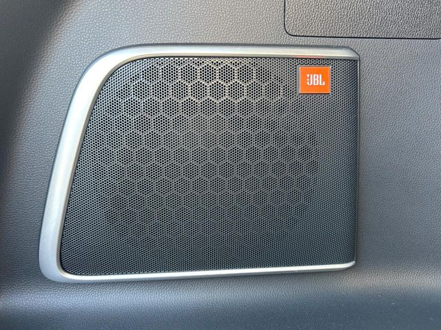 �yJBL�v���~�A���T�E���h�V�X�e���z���[�J�[�I�v�V�����̍��i�ʃT�E���h�V�X�e���𓋍ځB��p�̃`���[�j���O���{���ꂽ�召�l�X�ȃX�s�[�J�[����ǎ��ȃT�E���h���t�ł��A�Տꊴ���ӂ�鉹����Ԃ����o���܂��B