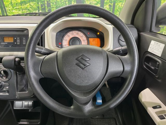 �C���e���A�ɍ��킹���f�U�C���̃X�e�A�����O�́A�^�]�������̂��Ƃ��l���A�^�]���₷���`��A�傫���ł��B�����x�A���ۂɐG���Ă��m���߂��������B