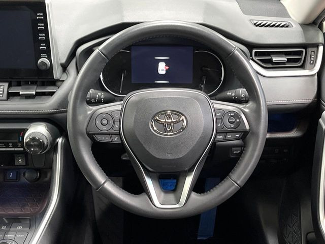 インテリアに合わせたデザインのステアリングは、運転される方のことも考え、運転しやすい形状、大きさです。是非一度、実際に触ってお確かめください。