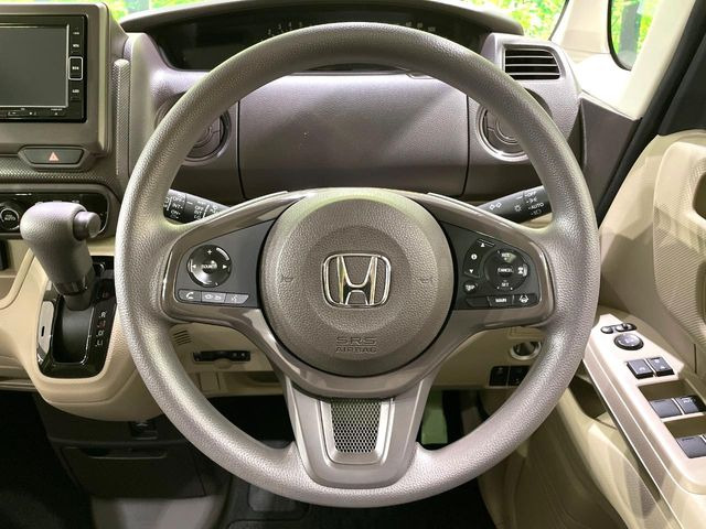 �C���e���A�ɍ��킹���f�U�C���̃X�e�A�����O�́A�^�]�������̂��Ƃ��l���A�^�]���₷���`��A�傫���ł��B�����x�A���ۂɐG���Ă��m���߂��������B