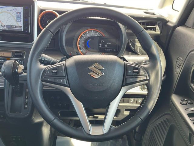 �C���e���A�ɍ��킹���f�U�C���̃X�e�A�����O�́A�^�]�������̂��Ƃ��l���A�^�]���₷���`��A�傫���ł��B�����x�A���ۂɐG���Ă��m���߂��������B