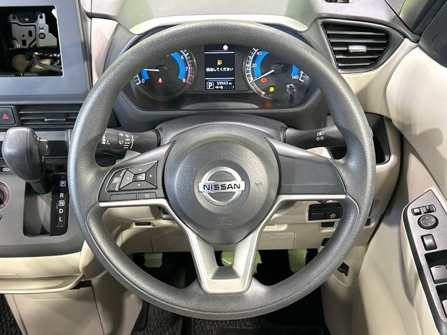 �C���e���A�ɍ��킹���f�U�C���̃X�e�A�����O�́A�^�]�������̂��Ƃ��l���A�^�]���₷���`��A�傫���ł��B�����x�A���ۂɐG���Ă��m���߂��������B