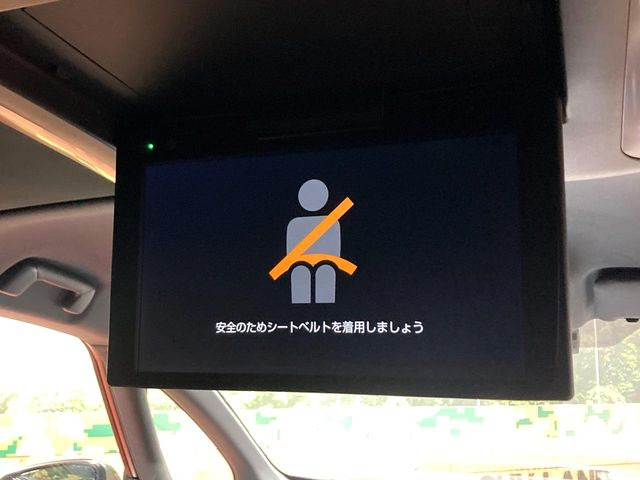 【フリップダウンモニター】大画面モニターで後席でもエンタメをお楽しみいただけます。小さなお子様にも大人気の装備です♪