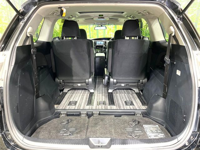 後席を格納すると、これだけの広さが!シーンに合わせたシートアレンジで、大きな荷物も積むことが出来ます♪