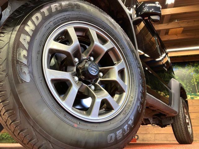 �y����15�C���`�A���~�z�C�[���z�O�ςɃ}�b�`���������A���~�z�C�[���𑕒����Ă���܂��B�e��ЊO�A���~�z�C�[����A�X�^�b�h���X�^�C�����戵�����Ă���܂��B���񂲑��k����������