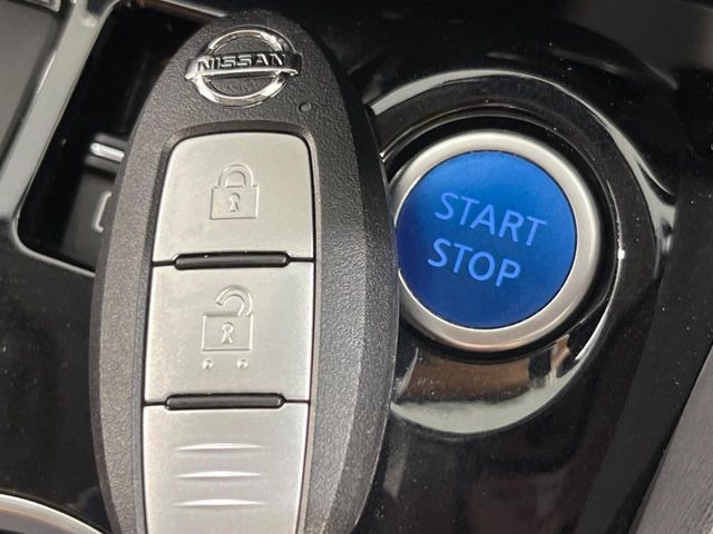 【インテリジェントキー】カバンやポケットに入れたままでもドアの施錠・解錠が可能なスマートキーを装備。エンジンのオン・オフ時もカギを取り出す必要が無いからとっても便利です♪