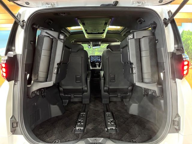 積み下ろしのしやすいデッキにはたっぷりと荷物を積み込んでいただけます。遊びから仕事まで、様々なシーンで頼れます♪