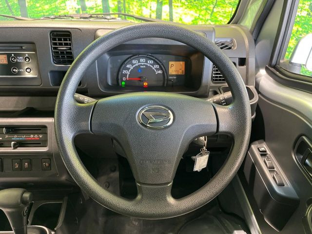 �C���e���A�ɍ��킹���f�U�C���̃X�e�A�����O�́A�^�]�������̂��Ƃ��l���A�^�]���₷���`��A�傫���ł��B�����x�A���ۂɐG���Ă��m���߂��������B