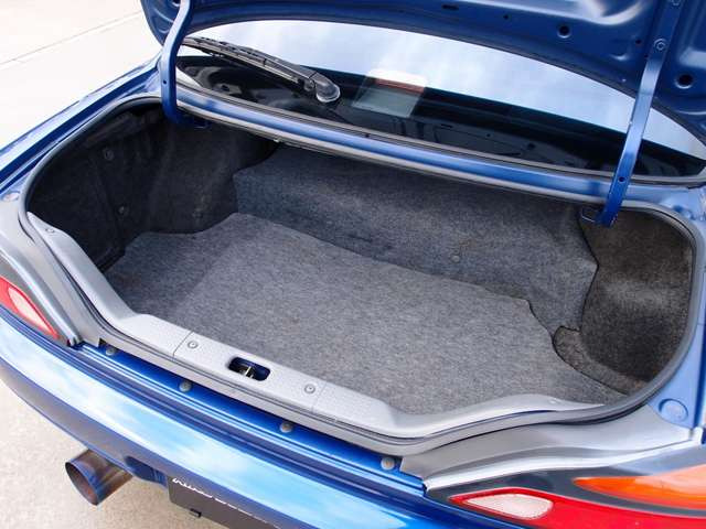 弊社はドアのヒンジ部分/各種内張り/フロアマットなど、細かな所も綺麗にクリーニング致します。新車おろしたてのような輝きある車両をお客様にご納車させて頂きます。ご遠方のお客様もご安心してご検討下さいませ