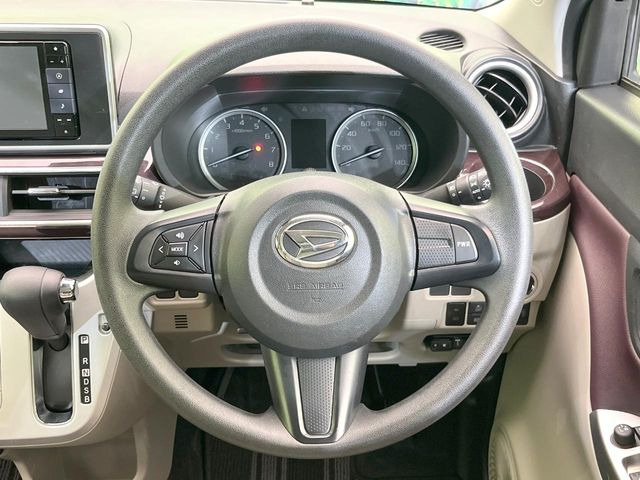 �C���e���A�ɍ��킹���f�U�C���̃X�e�A�����O�́A�^�]�������̂��Ƃ��l���A�^�]���₷���`��A�傫���ł��B�����x�A���ۂɐG���Ă��m���߂��������B