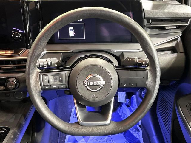 �C���e���A�ɍ��킹���f�U�C���̃X�e�A�����O�́A�^�]�������̂��Ƃ��l���A�^�]���₷���`��A�傫���ł��B�����x�A���ۂɐG���Ă��m���߂��������B