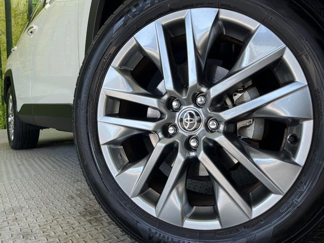 【グレード専用純正19インチアルミホイール】デザイン性の高い純正アルミホイールを装着しております。各種社外アルミホイールや、スタッドレスタイヤも取扱いしております。是非ご相談ください♪