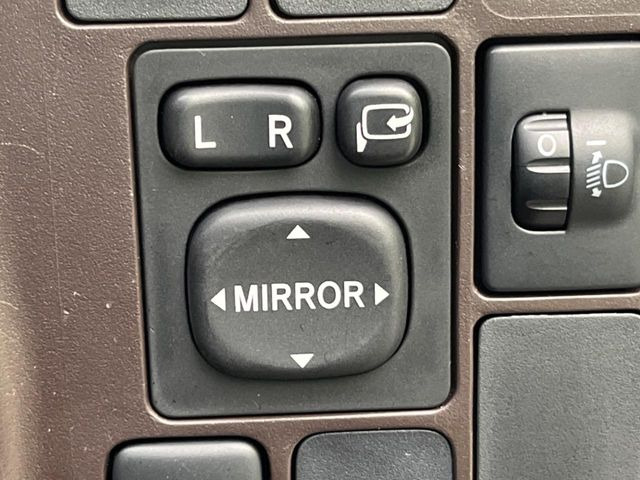 �y�d���i�[�~���[�z�T�C�h�~���[�͓d���i�[���ƂȂ��Ă���A�������ԏ�ł��L�Y�������X�N��}�����܂��B