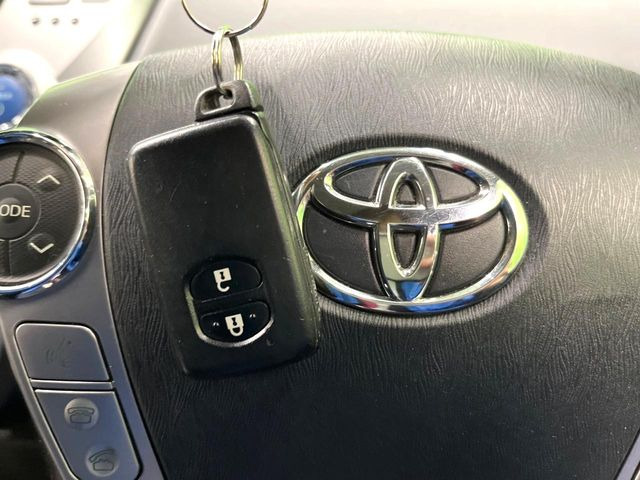 【スマートキー】カバンやポケットに入れたままでもドアの施錠・解錠が可能なスマートキーを装備。エンジンのオン・オフ時もカギを取り出す必要が無いからとっても便利です♪