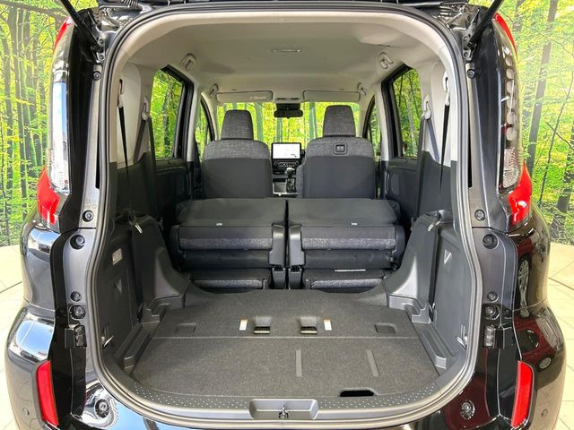 ���i�̂���������ʋ΁A���}���ɏ\���ȉ׎��X�y�[�X���m�ۂ��Ă���܂��B�Z�J���h�V�[�g��|���ƁA�傫�ȉו��̐ύڂ��\�ł���