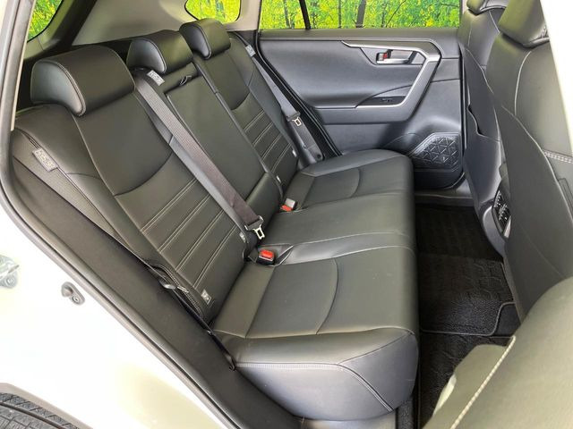 後部座席も気になるようなキズ・汚れやへたり等、大きなダメージはなく、良好な状態です。