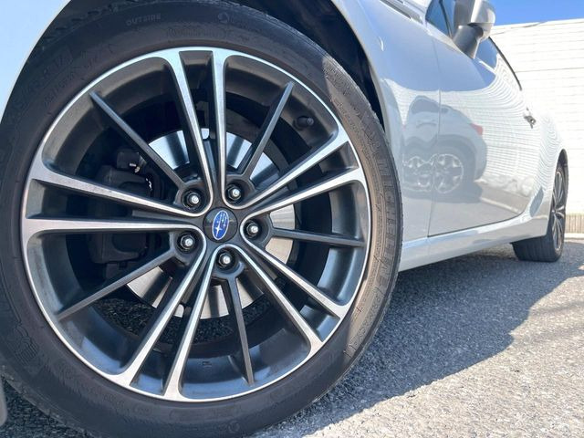 �y����17�C���`�A���~�z�C�[���z�O�ςɃ}�b�`���������A���~�z�C�[���𑕒����Ă���܂��B�e��ЊO�A���~�z�C�[����A�X�^�b�h���X�^�C�����戵�����Ă���܂��B���񂲑��k����������