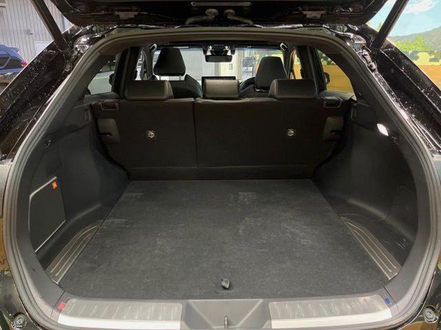 ���i�̂���������ʋ΁A���}���ɏ\���ȉ׎��X�y�[�X���m�ۂ��Ă���܂��B�Z�J���h�V�[�g��|���ƁA�傫�ȉו��̐ύڂ��\�ł���