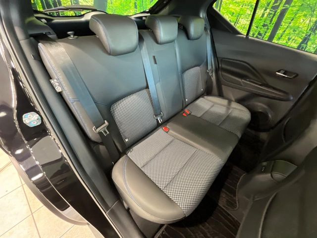 後部座席も気になるようなキズ・汚れやへたり等、大きなダメージはなく、良好な状態です。
