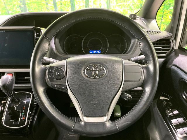 �C���e���A�ɍ��킹���f�U�C���̃X�e�A�����O�́A�^�]�������̂��Ƃ��l���A�^�]���₷���`��A�傫���ł��B�����x�A���ۂɐG���Ă��m���߂��������B