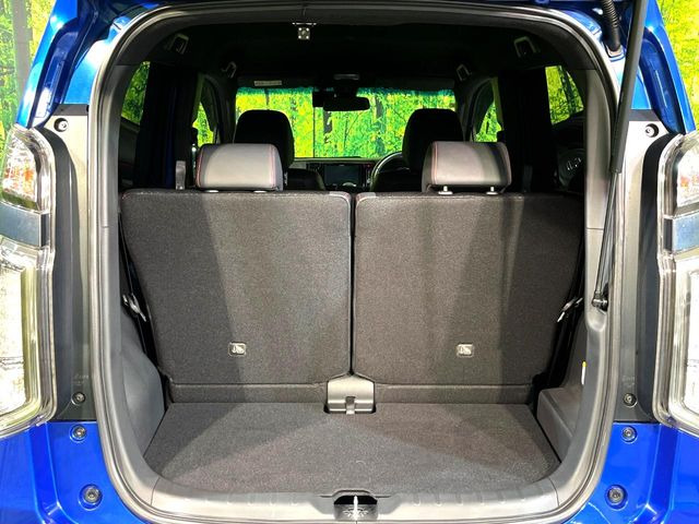 ���i�̂���������ʋ΁A���}���ɏ\���ȉ׎��X�y�[�X���m�ۂ��Ă���܂��B�Z�J���h�V�[�g��|���ƁA�傫�ȉו��̐ύڂ��\�ł���