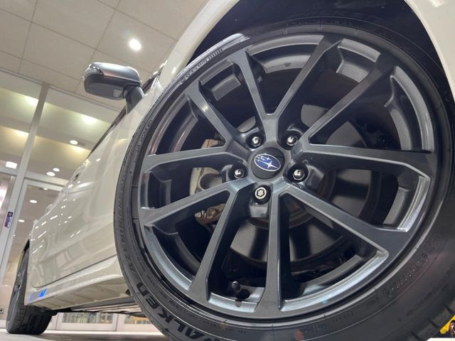 �y����18�C���`�A���~�z�C�[���z�O�ςɃ}�b�`���������A���~�z�C�[���𑕒����Ă���܂��B�e��ЊO�A���~�z�C�[����A�X�^�b�h���X�^�C�����戵�����Ă���܂��B���񂲑��k����������