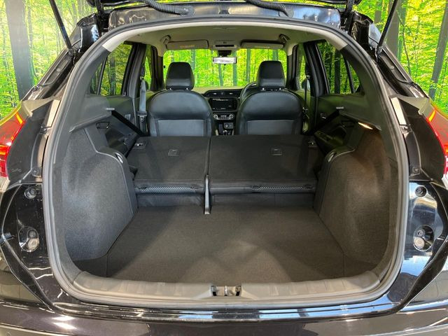 後席を格納すると、これだけの広さが!シーンに合わせたシートアレンジで、大きな荷物も積むことが出来ます♪