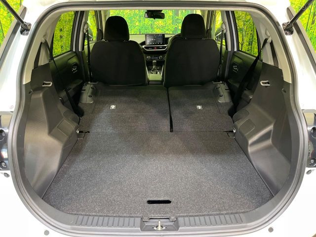 ���i�̂���������ʋ΁A���}���ɏ\���ȉ׎��X�y�[�X���m�ۂ��Ă���܂��B�Z�J���h�V�[�g��|���ƁA�傫�ȉו��̐ύڂ��\�ł���