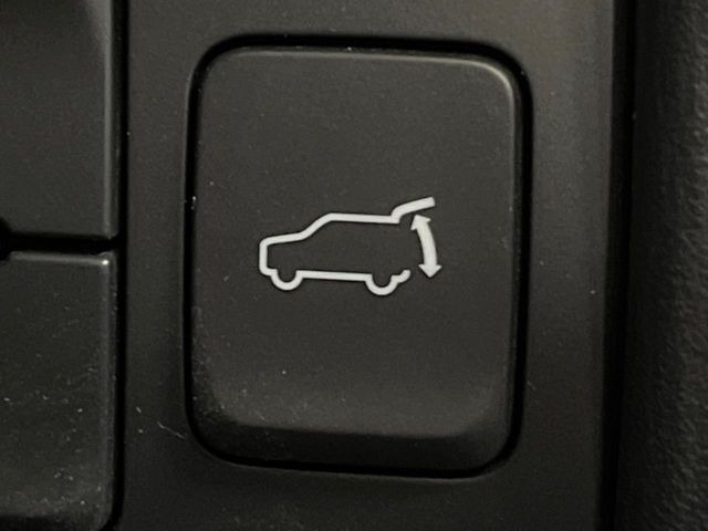 【パワーバックドア】スマートキーや運転席のボタンを押すだけでリアゲートが自動で開閉します!荷物を持っている時や、高い位置にあるバックドアを閉める際に便利な機能です♪